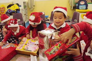 幼儿园准备节日礼物，买了5盒巧克力和8盒棉花糖